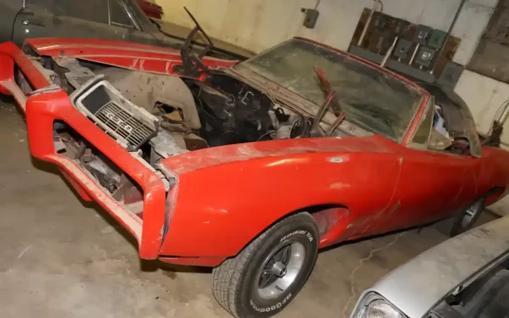 Da una fabbrica abbandonata emerge un tesoro: decine di sportive