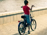 Bambino di 8 anni multato dopo caduta sulla ciclabile: sanzione surreale