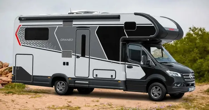 Il mega camper che può fare a meno dei campeggi: ha 650 Ah di batterie e 232 litri d’acqua
