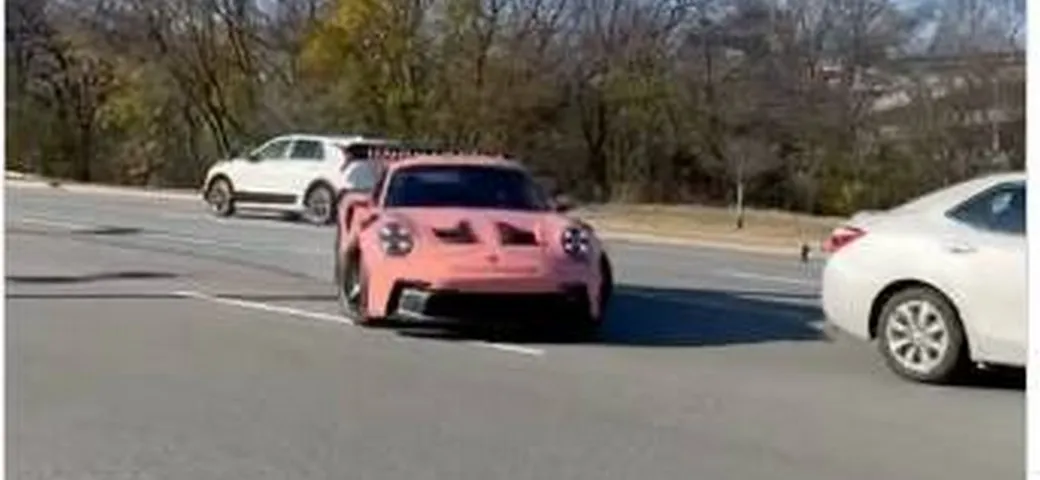 Porsche 911 GT3 RS: sorpasso in stile stuntman | Video