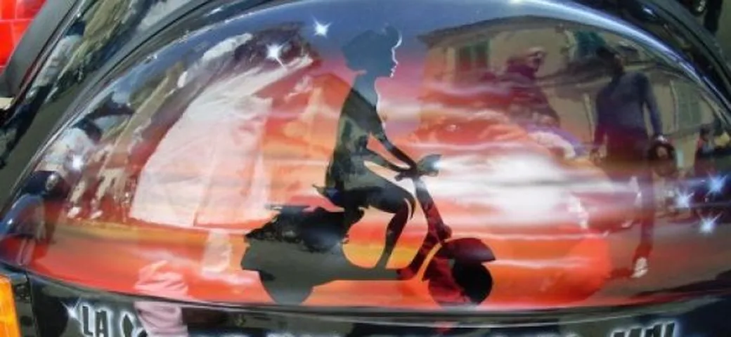 Foto del giorno: la vespa non tramonta mai