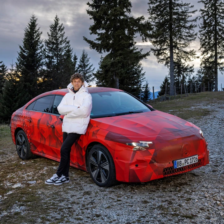 Kimi Antonelli sulla neve con la Mercedes-Benz CLA per un video di Natale
