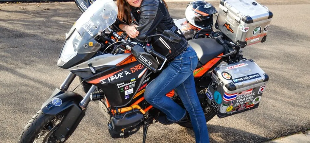 Il giro del mondo in moto di Anna Grechishkina