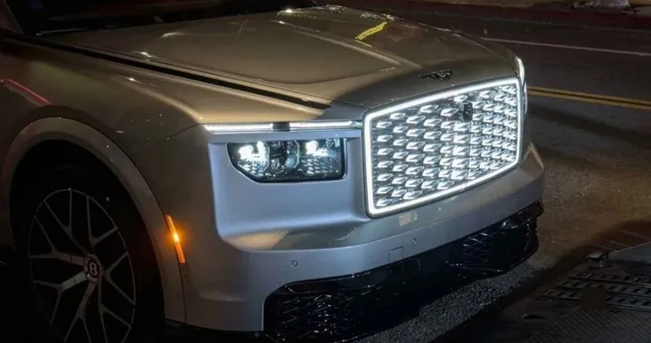 Bentley Torcal accende la notte: la sua enorme griglia illuminata non passa inosservata