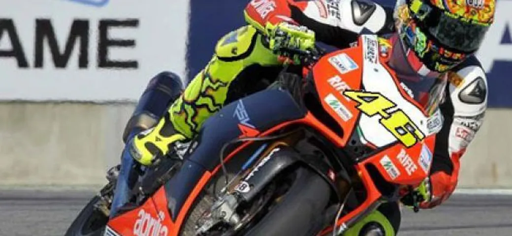 Foto del giorno: Valentino Rossi sull'Aprilia RSV4