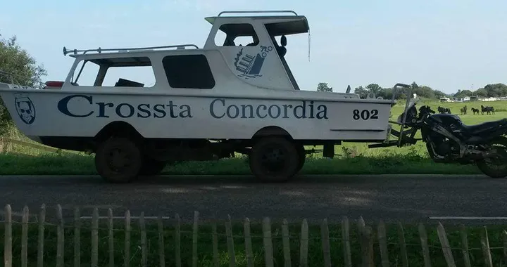 Crossta Concordia, mezzo anfibio spinto da una... moto!