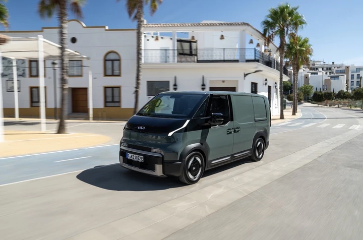 Kia PV5, il van elettrico che sta conquistando l’Europa: oltre 13.000 vendite e un record da Guinness