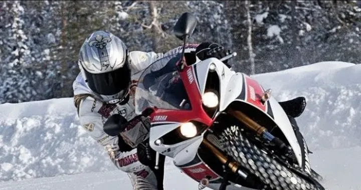 Yamaha R1, WR450F, Porsche GT3RS e Mitsubishi Evo 9 a confronto sul ghiaccio /video