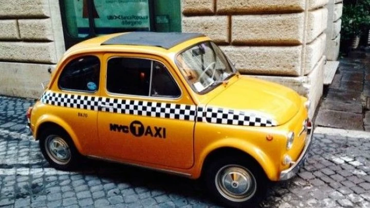 Fiat 500: un esemplare ha livrea da taxi newyorkese