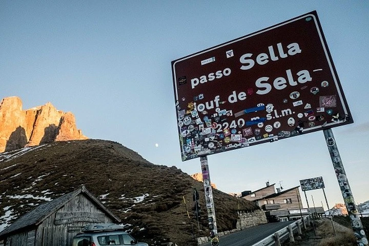 Dolomiti: Passo Sella a numero chiuso per auto e moto.