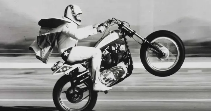 Evel Knievel: 1.200 km in moto per celebrare il leggendario salto del 1975