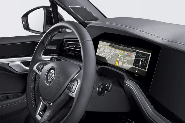 Volkswagen Touareg: la prima al mondo con display curvilineo di Bosch