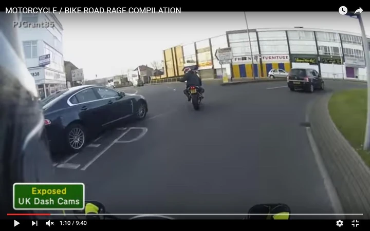 Incidenti in moto sfiorati su strada [Video]
