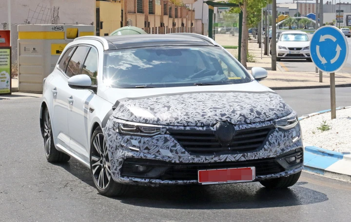Renault Talisman Sporter: le foto spia