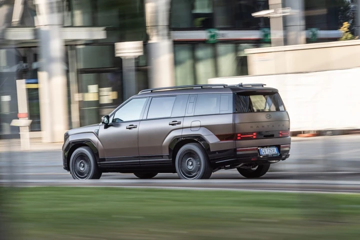 Hyundai Santa Fe Plug-in Hybrid, gli aggiornamenti del maxi SUV