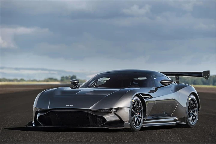 Aston Martin Vulcan: un giro a Le Mans [Video]