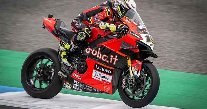 SBK Estoril: Bautista beffa Razgatlioglu in Gara-1