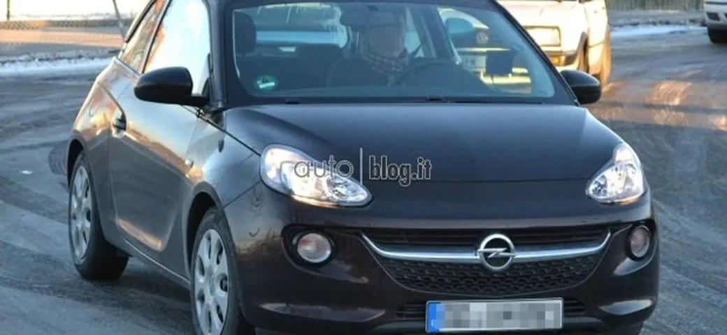 Opel Adam cabrio: foto spia su strada