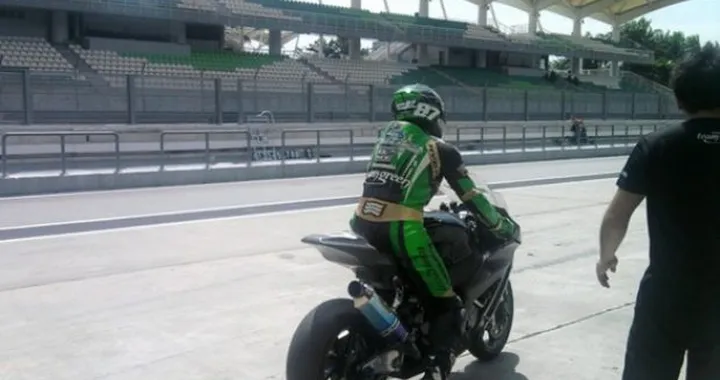WSBK: Kawasaki continua i test a Sepang ma Vermeulen si ferma, "il ginocchio fa male, ma è stato divertente tornare in sella"