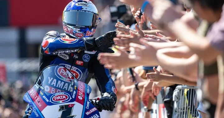 SBK Donington: Razgatlioglu su Rea in Gara-1, Bautista KO!