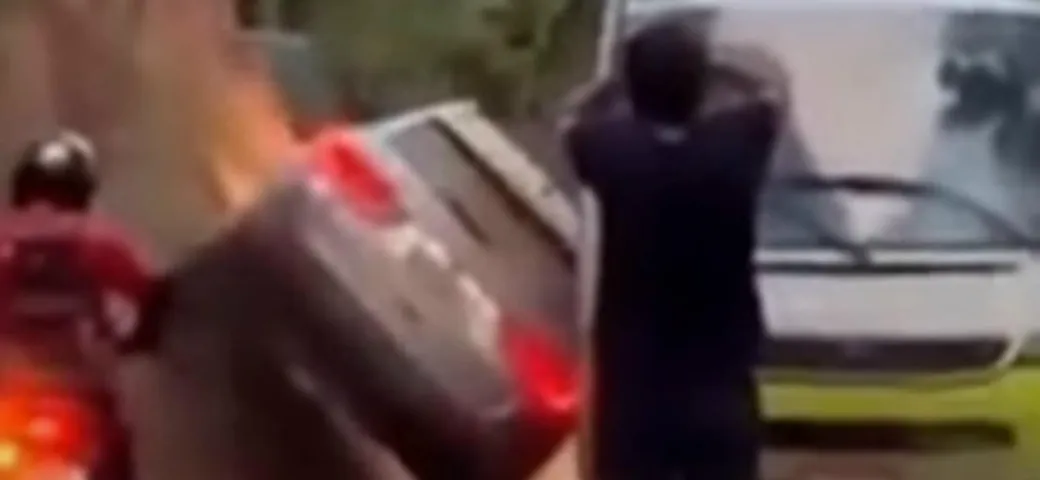 La Jeep Compass cappotta dopo una manovra folle [Video]
