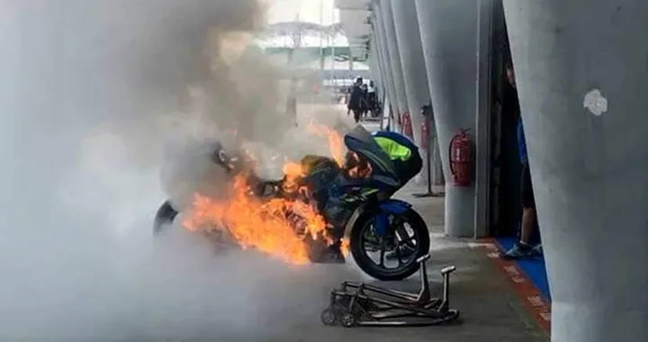 MotoGP Sepang: a fuoco la Suzuki di Alex Rins [Video]