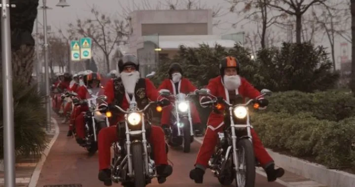 Foto del giorno: Babbi Natale sul lungomare di Riccione