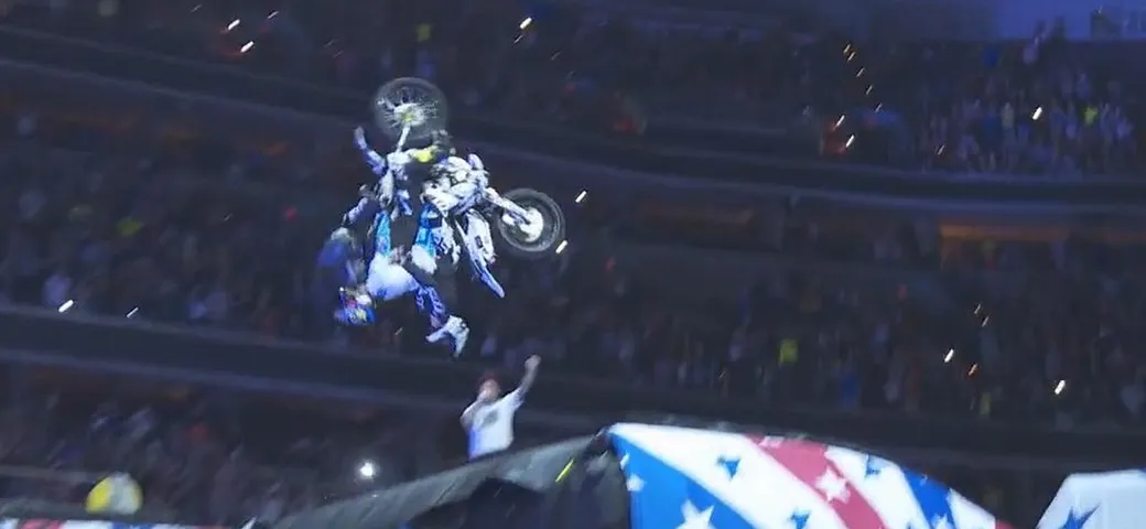 Quattro ragazzi in moto cadono durante il Backflip [Video]