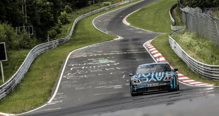 Porsche Taycan: record al Nürburgring