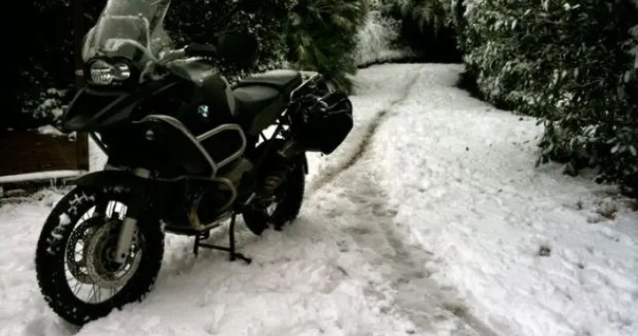 Foto del giorno: il GS non è una moto da bar!
