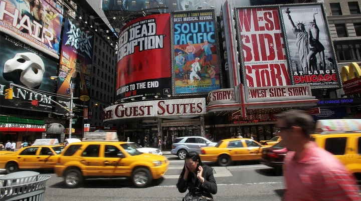 Guidava un kart con la figlia a Times Square: arrestata