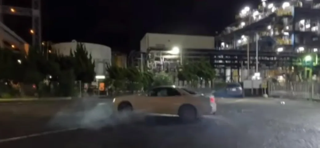 Lewis Hamilton: show fumante con la Nissan GT-R [Video]