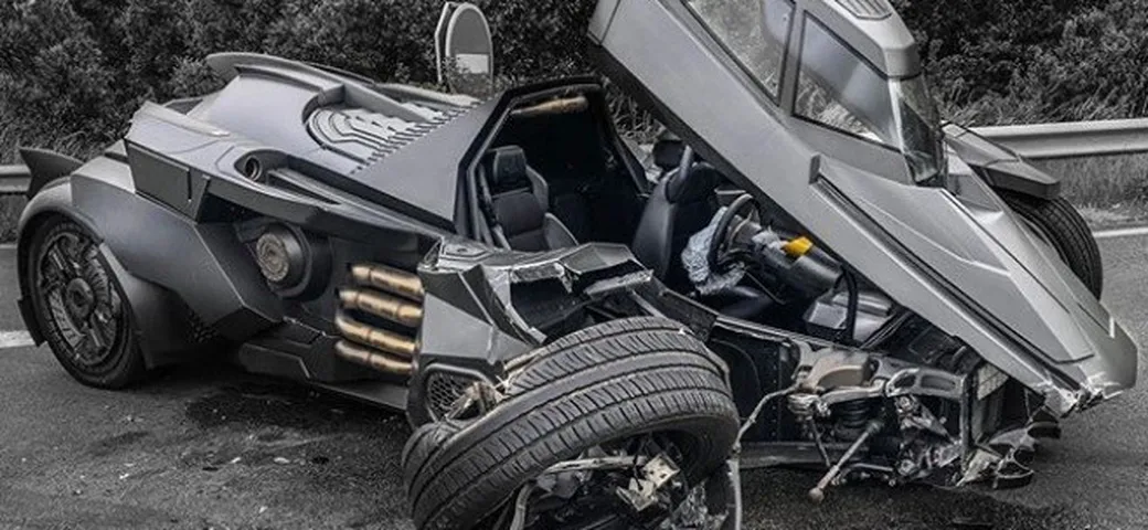 Batmobile si scontra con Renault Scenic: disastro in Francia