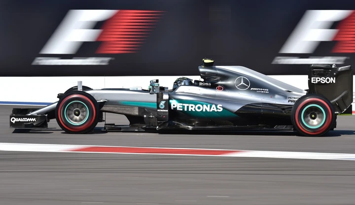 GP Russia F1 2016: Rosberg show su Hamilton, podio Kimi. Vettel subito fuori