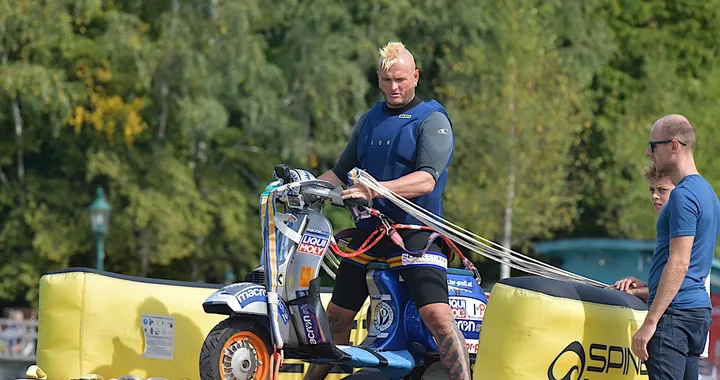 In volo in sella ad una Vespa