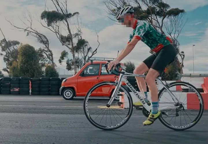 Bici contro quadriciclo: l'incredibile drag race [Video]