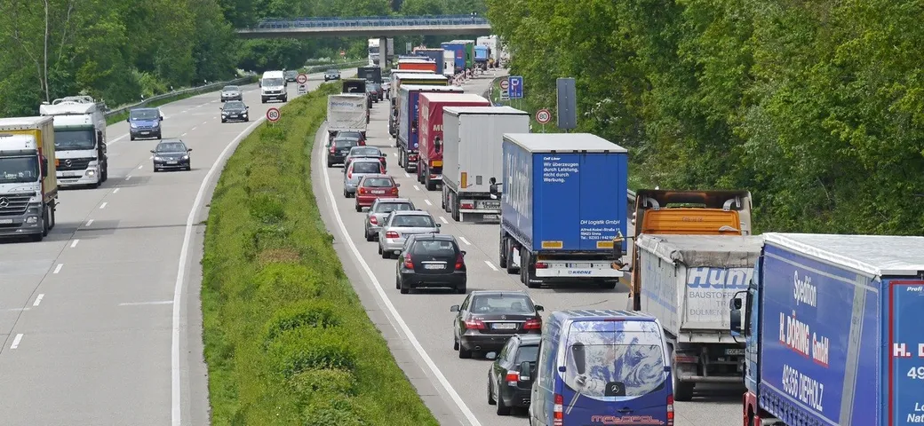 Autostrada del Brennero: tenta il suicidio, salvato da tir e Carabinieri