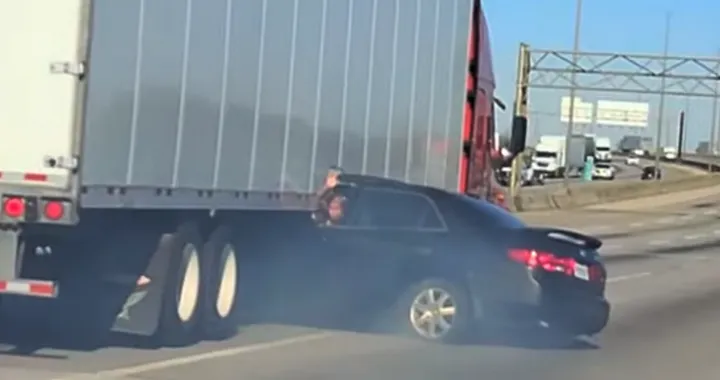 Incidente shock: l'auto è incastrata sotto un TIR, che non si ferma [Video]