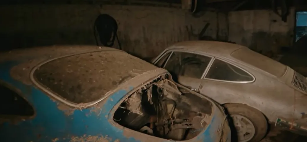 Un tesoro nel fienile: ritrovate decine di prestigiose auto storiche [Video]