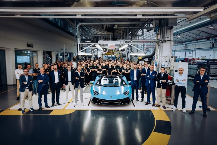 Lamborghini Aventador: addio alla mitica V12