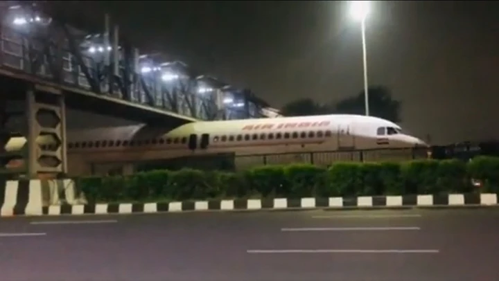 Aereo si incastra sotto un ponte durante il trasporto in India [Video]