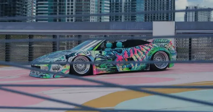 Una Ferrari F355 Spider sottoposta a tuning e con livrea da murales | Video