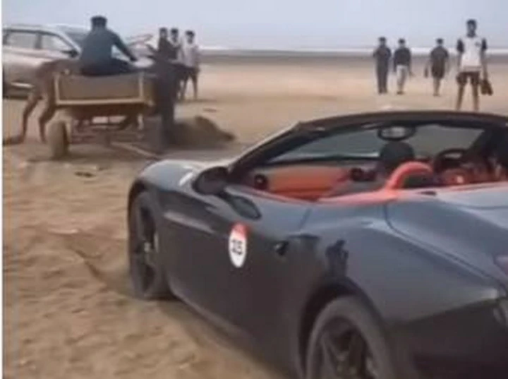 Ferrari California T insabbiata: tori in soccorso del cavallino...ed è ironia | Video