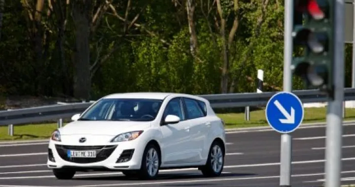 Mazda 3 i-stop: dettagli e nuove immagini