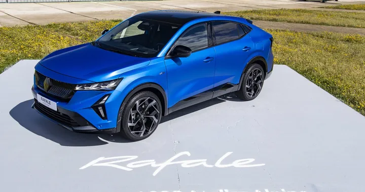 Renault Rafale: in Italia la nuova versione Plug-in Hybrid da 300 CV