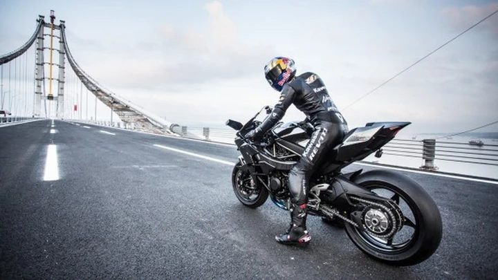 Kenan Sofuoglu supera i 400 km/h con la Kawasaki Ninja H2R! [Video]