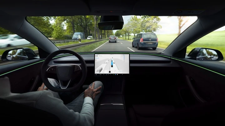Tesla Full Self-Driving avanza in Europa, l’Estonia dà il via libera