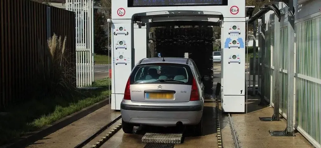 Donna rimane intrappolata nel rullo di un autolavaggio, una brutta disavventura