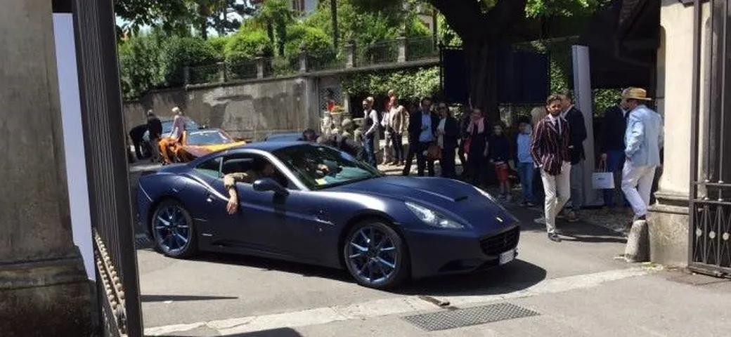 La Ferrari di Lapo bloccata ai cancelli di Villa d'Este