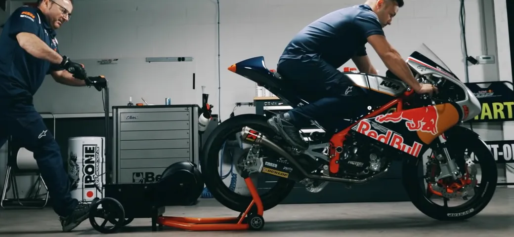 KTM RC250 R: l'assemblaggio completo in un video